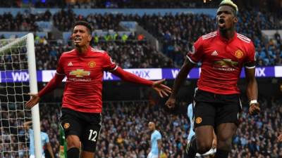 Chris Smalling y Paul Pogba marcaron los goles para la remontada del Manchester United sobre el Manchester City. Foto EFE