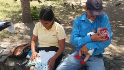 Óscar Henríquez y Enma Ayala dijeron que denunciaron el robo del niño en la Policía.