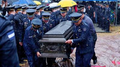 Compañeros de promoción cargaron el ataúd del mayor Denis Mauricio Valdez Rodas.