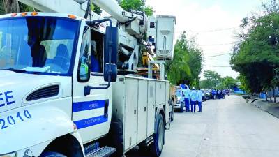 <b>Cuadrillas de la Enee trabajan en un mantenimiento a la red en San Pedro Sula.</b>