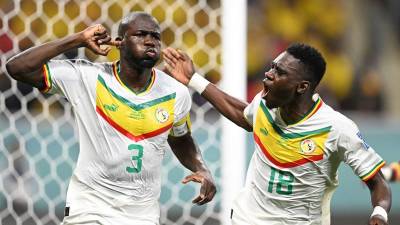 Kalidou Koulibaly, capitán por la ausencia de Sadio Mané, celebra su gol que clasificó a Senegal a octavos de final del Mundial de Qatar 2022.