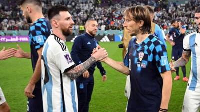 Luka Modric se acercó a saludar a Lionel Messi al final del partido Argentina-Croacia en el Mundial de Qatar 2022.