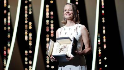La actriz Jodie Foster con la Palma de Oro de honor del Festival de Cannes. EFE/EPA/IAN LANGSDON