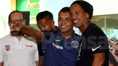 Amado Guevara posó con Ronaldinho para una foto del recuerdo.