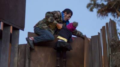 La menor de tres años fue auxiliada por agentes de la Patrulla Fronteriza de Arizona./AFP referencial.