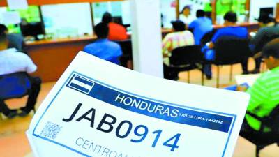 <b>Desde hace más de un año se dan placas de papel.</b>