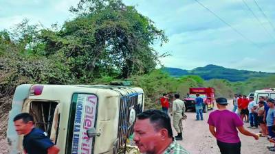 Personas auxiliaron a los pasajeros.