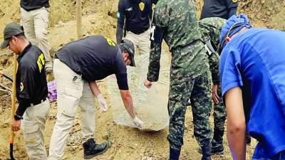 <b>Equipos realizaron la recolección de los huesos y los trasladaron a Medicina Forense para su respectivo análisis.</b>