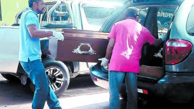 Sus parientes lo retiraron ayer de Medicina Forense.