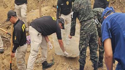 <b>Equipos forense y del Ministerio Público durante las exhumaciones en una zona montañosa de Lomas del Carmen.</b>