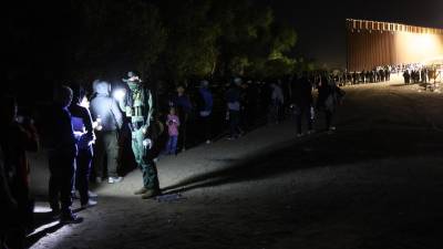 Cientos de migrantes son procesados por la Patrulla Fronteriza en Arizona.