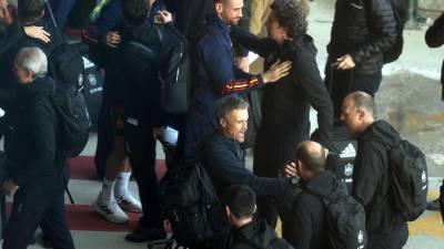 La expedición de la selección española llegó este miércoles al aeropuerto de Madrid Barajas-Adolfo Suárez, procedente de Doha, con sólo catorce jugadores y caras serias tras su eliminación en los octavos de final del Mundial de Qatar-2022.