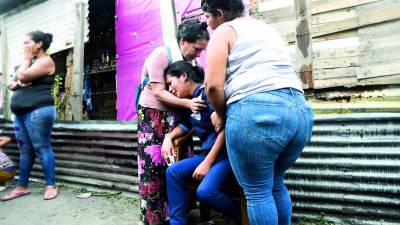 Las dos madres lloraban desconsoladamente al saber que sus hijas estaban muertas, mientras sus familiares las acompañaban. La casa quedó consumida por las llamas. Fotos: Héctor Edú