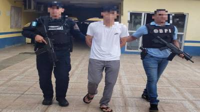 Se le decomisó una cantidad de dinero en diferentes divisas que incluyen dólares, euros y quetzales.