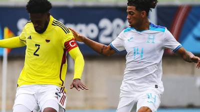 David Ruiz en la disputa de la pelota con futbolista colombiano.