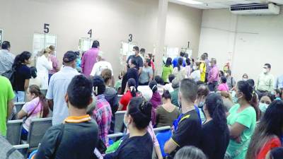 <b>Ocho auxiliares están de vacaciones en la farmacia y solo 6 de 10 ventanillas funcionan; obtener medicamento es una odisea.</b>