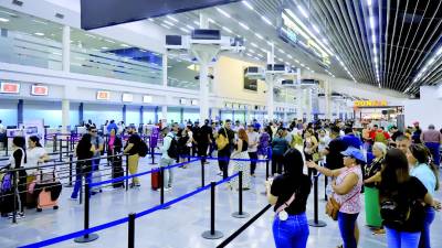 <b>Pasajeros y sus familiares viven emotivas despedidas y reencuentros en el aeropuerto Ramón Villeda Morales en el inicio de la temporada navideña. Fotos: Héctor Paz</b>