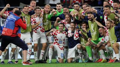 Los jugadores de la selección de Croacia celebrando la clasificación a octavos de final del Mundial de Qatar 2022.