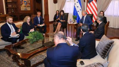 El presidente de Honduras, Nasry Asfura, sostuvo un encuentro este domingo con Kristi Noem, representante del Escudo de las Américas, para abordar temas de seguridad y cooperación bilateral.