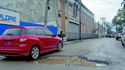 Estas son algunas de las calles de la ciudad que tienen serios daños, por lo que piden a los conductores transitar con precaución mientras se procede con las reparaciones.