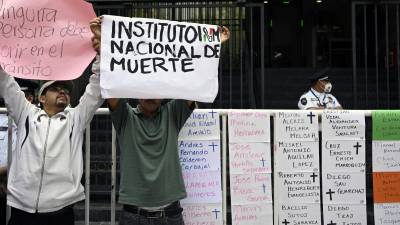 Migrantes protestan frente a las instalaciones del INM en Ciudad Juárez exigiendo justicia por la muerte de 38 personas en incendio.