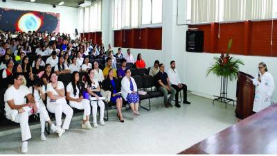 <b>La doctora y científica Mary Vallecillo en su exposición en el congreso de Unah-vs.</b>