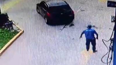 El vehículo involucrado en esta acción deshonesta es un Nissan Versa, color negro.