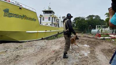 Autoridades hondureñas durante la inspección en el buque.