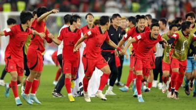 Los jugadores de Corea del Sur celebrando la histórica clasificación a octavos de final del Mundial de Qatar 2022.