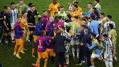El partido Países Bajos-Argentina, de cuartos de final del Mundial de Qatar 2022, estuvo bravo e intenso. Los jugadores de ambas selecciones protagonizaron un zafarrancho en plena cancha.