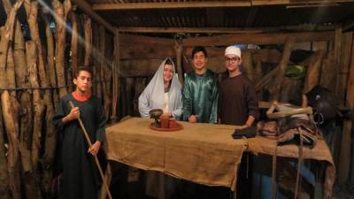 <b>La escenografía e iluminación transportan a los presentes hasta Belén, donde nació Jesús.</b>