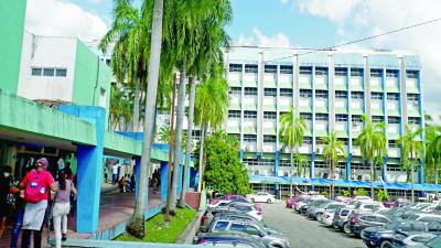 Familiares de pacientes caminan por pasillos del Mario Rivas. Fotos: LA PRENSA