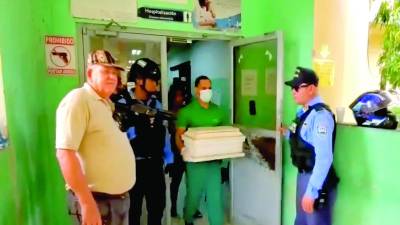 El cuerpo del bebé fue retirado con resguardo policial.