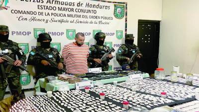 <b>José Betanco junto a las evidencias que le incautaron.</b>