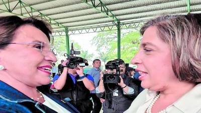 <b>Castro y Gallardo se saludaron el pasado viernes en Catacamas, donde coincidieron en un evento de la SAG.</b>