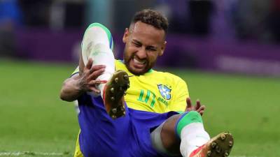 Neymar se duele de su tobillo derecho en el partido contra Serbia.