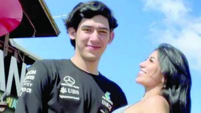 Isaac Sandoval junto a la influencer Daniela Aldana.