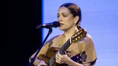 La cantante mexicana Natalia Lafourcade se presenta en la XIX Cumbre Mundial de Premios Nobel por La Paz este viernes, en la ciudad de Monterrey (México).