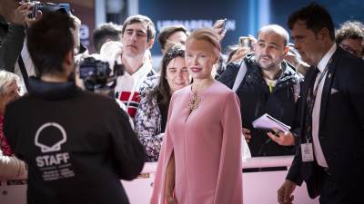 La actriz Pamela Anderson posa este viernes en la alfombra roja tras la proyección de su película ‘The last showgirl’, que compite en la Sección Oficial del 72 Festival de Cine de San Sebastián en España.