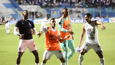 Bryan Moya y su peculiar baile tras anotar junto a sus compañeros Edwin Rodríguez, Elvin Casildo y José Mendoza.
