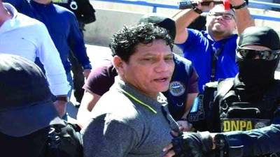 <b>Esposado de sus manos hacia atrás, Óscar Armando “Pescado” Bonilla fue ingresado por agentes de la DNPA a las instalaciones del juzgado de Criminalidad Organizada en la capital.</b>