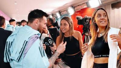La periodista deportiva argentina Sofía Martínez cubre el Mundial 2022 en Qatar donde ha sido sorprendida por un millonario qatarí que le dio un carísimo regalo durante una transmisión en vivo de un programa.