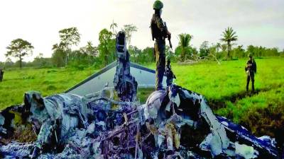 <b>Después de descargar la droga, los narcotraficantes quemaron el jet en una pista.</b>