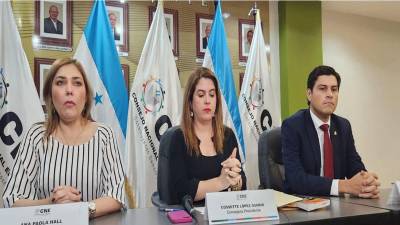 El pleno de consejeros del CNE estuvo reunido ayer durante varias horas paradecidir la adjudicación y luego ofrecieron una breve conferencia de prensa.