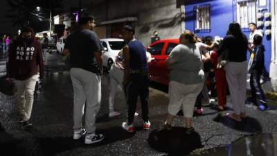 Residentes evacuan sus viviendas tras presentarse un sismo hoy martes en Ciudad de México. EFE /