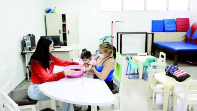 Una pequeña recibe terapia en el Crit de SPS. También personas de la tercera edad realizan sus ejercicios. Voluntarios recorrieron ayer la terminal de buses
