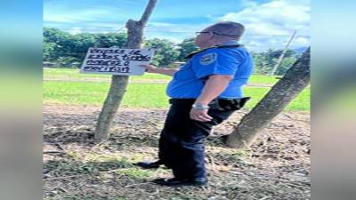 La Policía llegó al lugar y se llevó el rótulo.