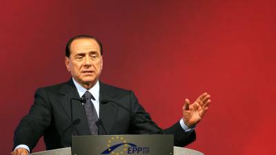 Berlusconi acaparó la atención mediática por sus incontables escándalos en la política y sociedad italiana.