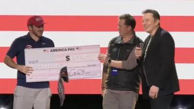 Uno de los ganadores de un millón de dólares donados por Musk por firmar una petición.