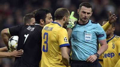 Gianluigi Buffon le reclamó fuerte al árbitro Michael Oliver y terminó siendo expulsado. Foto AFP